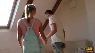 HUNT4K. Hunter yn cwrdd cwpl yn y parc ac yn prynu merched chorff poeth