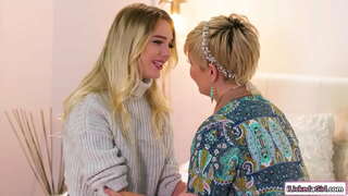 Store bryster milf røv snydt af en lille bryster lesbiske babe