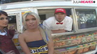 Продавац сладоледа зајебава тројке у свом комбију са сладоледом