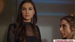 Charlotte Stokely uspokojit její potřeby, a dokonce pomoci Silvia Saige