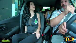 Ajo são paulo lakuriq në makinë dhe dëshiron të bëjë të saj të parë porno film