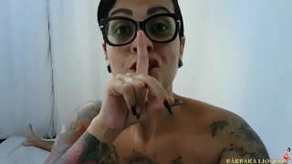 Женщина будит кузена и заканчивает с молоком, текущим