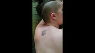 Se en amatør kjæreste få henne i ræva og fitta som er fylt over og over