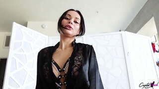 Сексуальна брюнетка глибоко ковтає великий член і страсті займається сексом на собачих позах до закінчення в рот