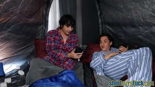 Busty කූගාර් ගනිමින් ප්රහාර එල්ල කර ඇත මගින් කෙටි යාලුවනේ තිදෙනා තෙක් cumshot