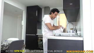 Dienaar het die meester se dogter pie en dan fucked haar gat