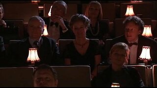 Celia Jones - madivin - ki graj yo fè montre ak yon boutèy ak yon baseballbat