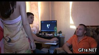 Docela dospívající dívka stojí psí móda Docela dospívající dívka stojí psí móda