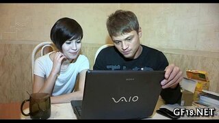 پیاری لڑکی کی ٹانگیں پھیل جاتی ہے