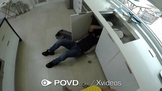 Чоң мүчөсү скользит нарын тугую киску брюнетки