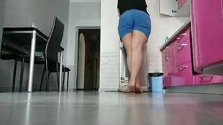 Mamaí ag imirt ar an chistin. An-horny agus pussy fliuch