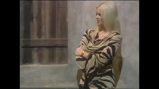 Gwo manman bourik blond femèl chen Ana Harper absorb ak bèz chèf gen anpil grès dick a nan restoran