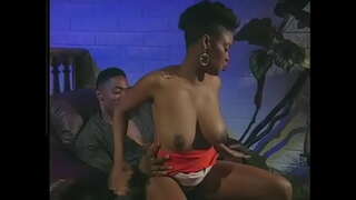 Қара жігіт еліміздегі дипломатиялық қызметіне табыс тіледі волосатую киску негритянки және трахает оның қатерлі ісікпен орындықта