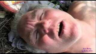 די זוינע זעט צוויי אַלט מענטשן פאַקינג אין די עפענען קאַנטריסייד און דזשאָינס זיי